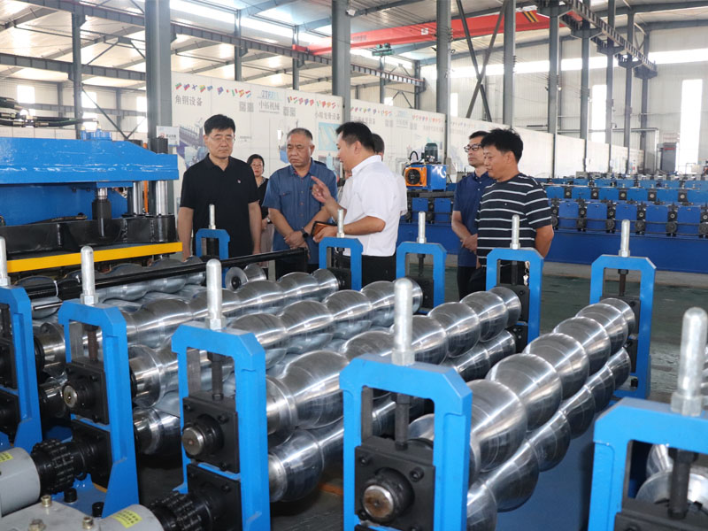 沧州中拓冷弯成型设备有限公司-燕山大学校企合作实习基地挂牌仪式5.jpg
